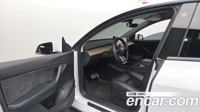 Tesla Model Y — фото 10