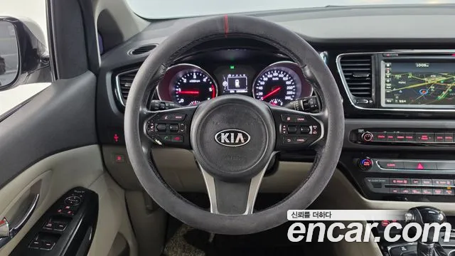 Kia Carnival — фото 12