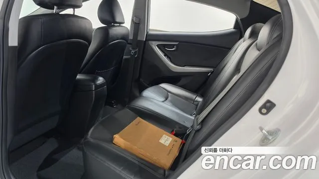 Hyundai Avante — фото 18