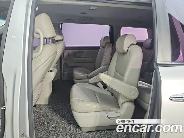 Kia Carnival — фото 12