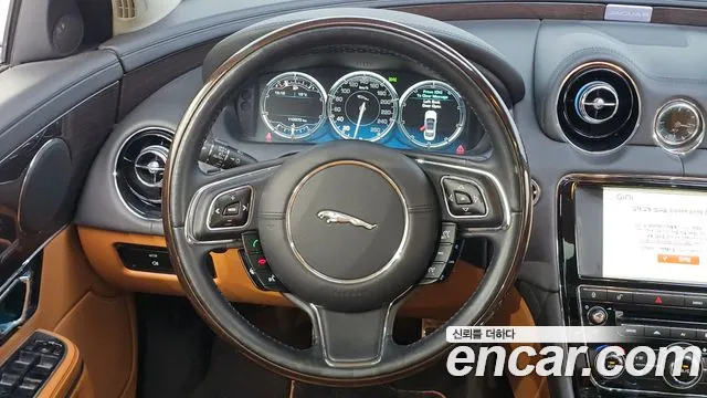 Jaguar XJ — фото 11
