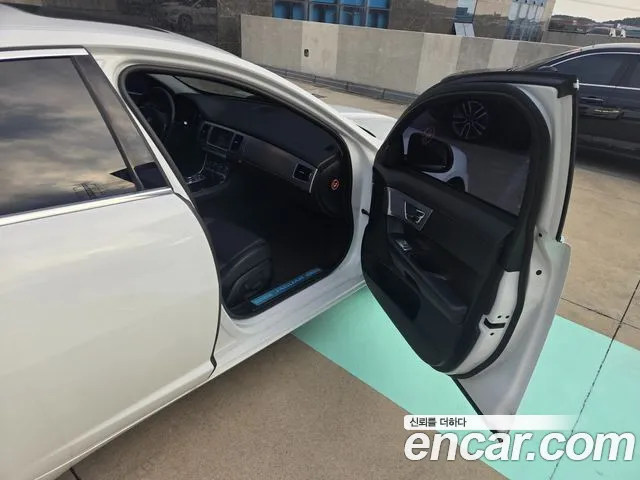 Jaguar XF — фото 11