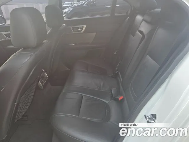 Jaguar XF — фото 12