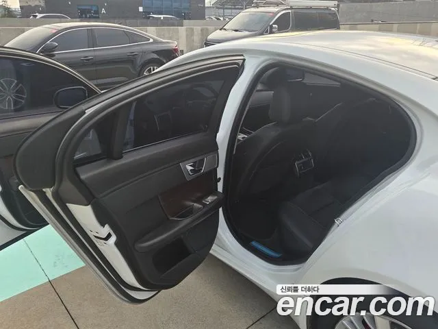 Jaguar XF — фото 13