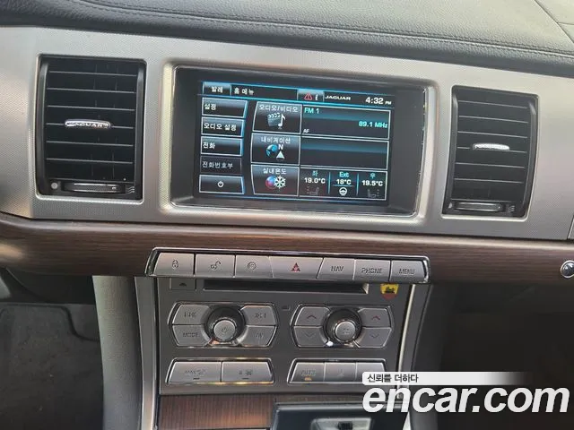 Jaguar XF — фото 15