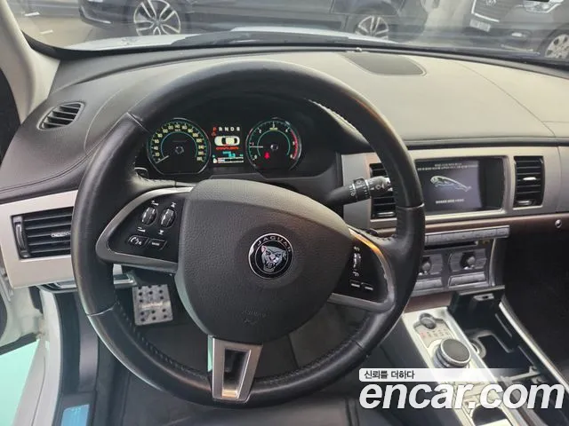 Jaguar XF — фото 16