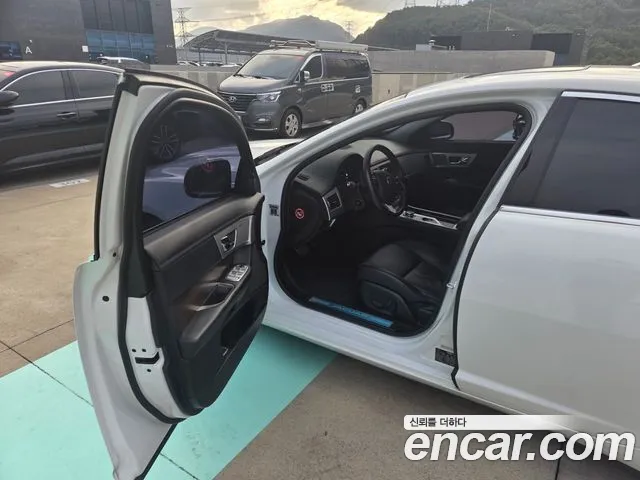 Jaguar XF — фото 17