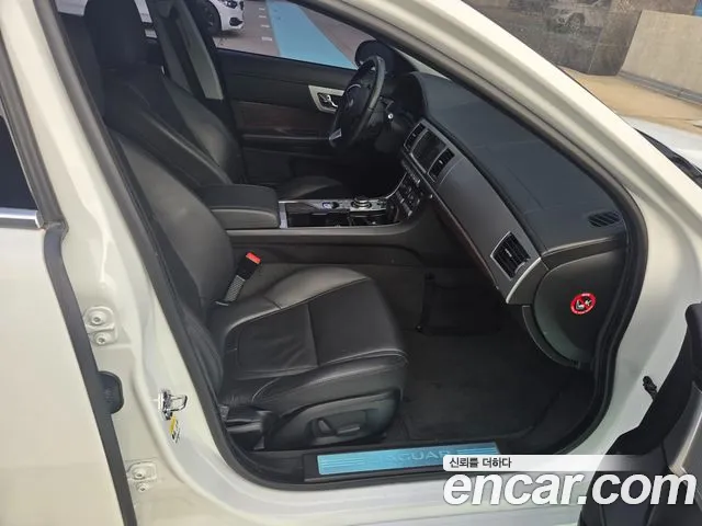 Jaguar XF — фото 10