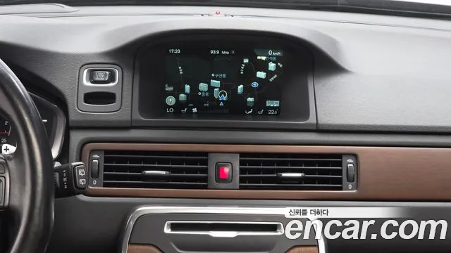 Volvo XC70 — фото 14