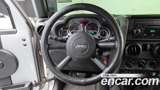 Jeep Wrangler — фото 13