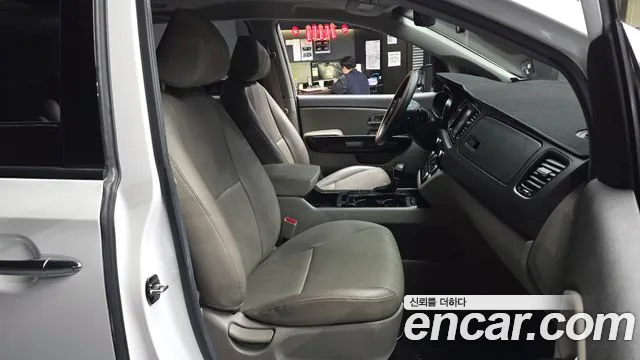 Kia Carnival — фото 10