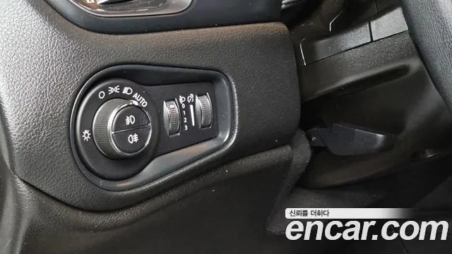 Jeep Renegade — фото 13