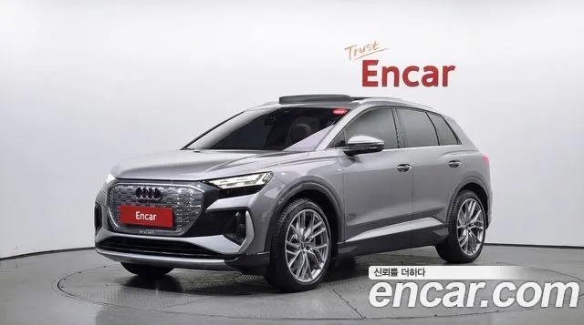 Audi Q4 e-tron — фото 1
