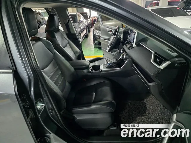 Toyota RAV4 — фото 10