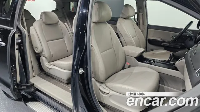 Kia Carnival — фото 11