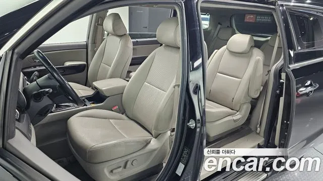 Kia Carnival — фото 10