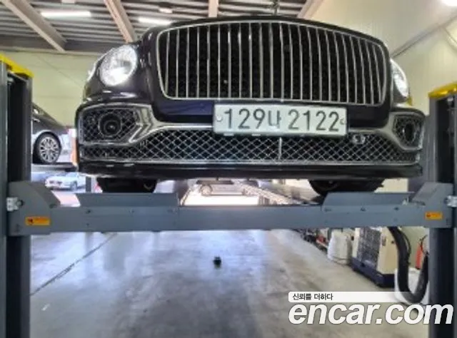 Bentley Flying Spur — фото 1
