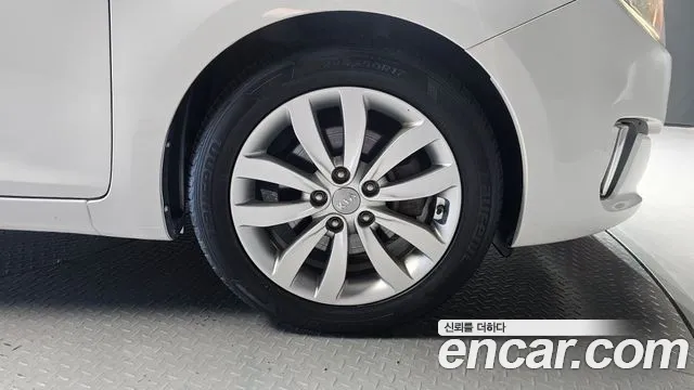 Kia Carens — фото 20