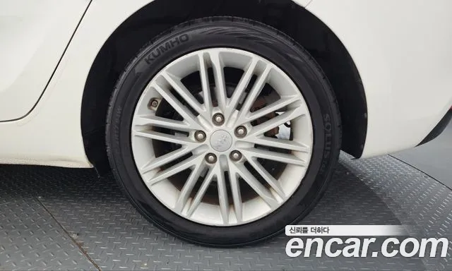 Kia Carens — фото 21