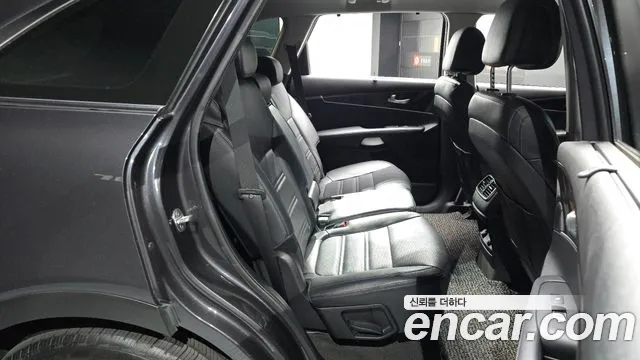 Kia Sorento — фото 10