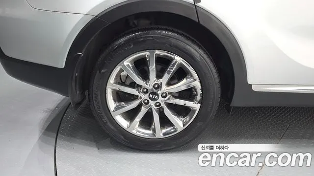 Kia Sorento — фото 5