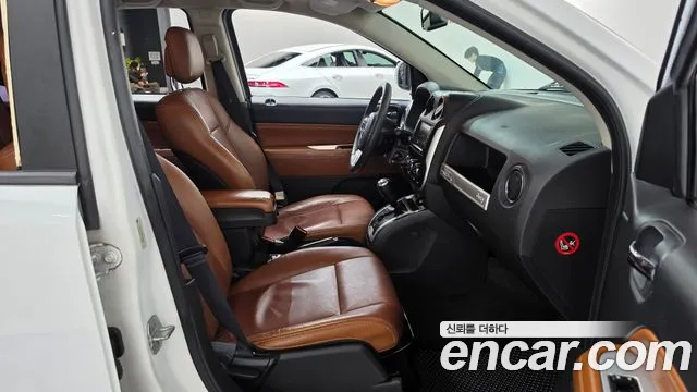 Jeep Compass — фото 11