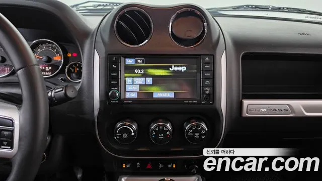 Jeep Compass — фото 14