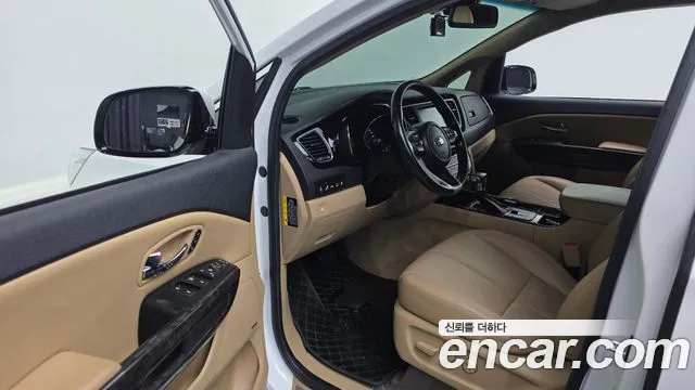Kia Carnival — фото 11