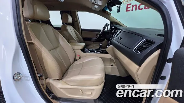 Kia Carnival — фото 10