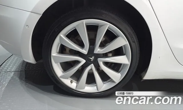 Tesla Model 3 — фото 4
