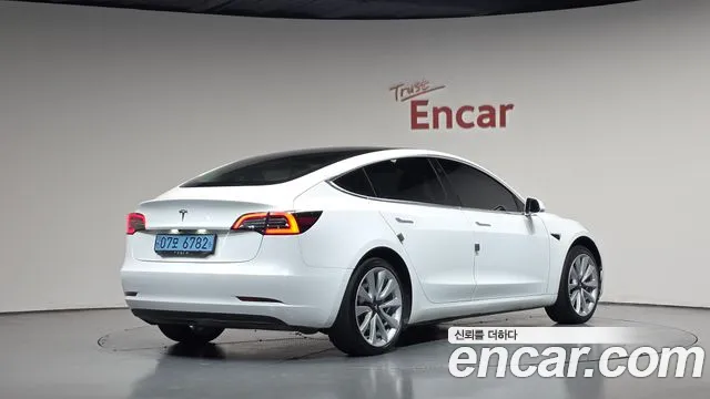 Tesla Model 3 — фото 1