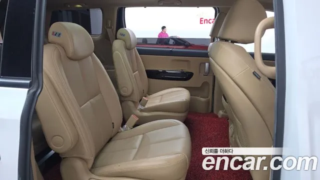 Kia Carnival — фото 11