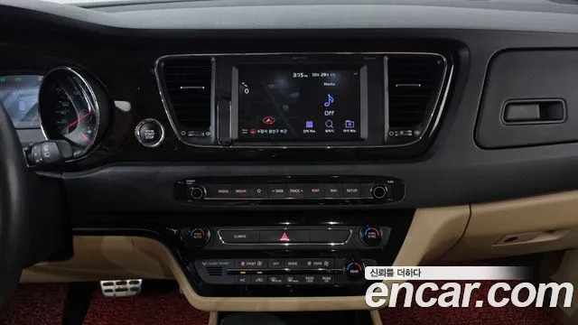 Kia Carnival — фото 12