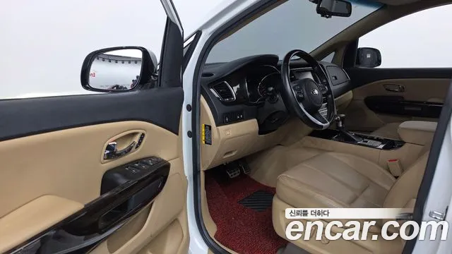 Kia Carnival — фото 10