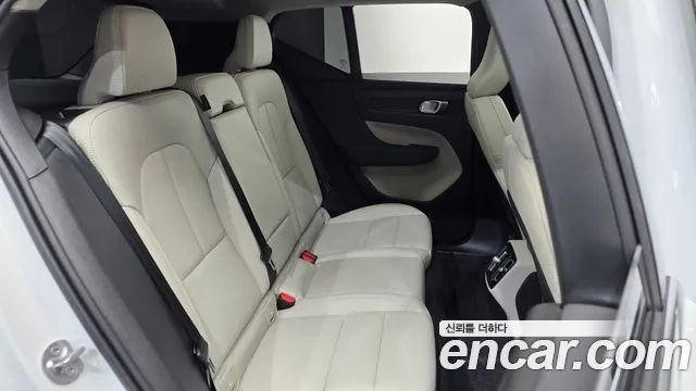 Volvo XC40 — фото 11