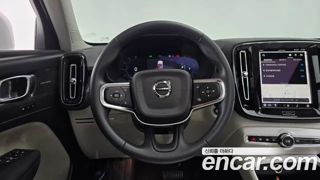 Volvo XC40 — фото 12