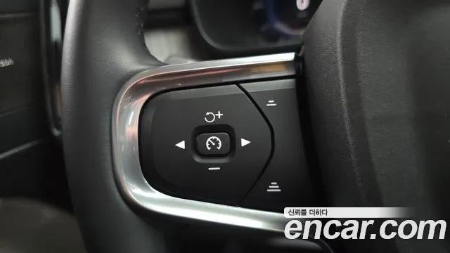 Volvo XC40 — фото 17