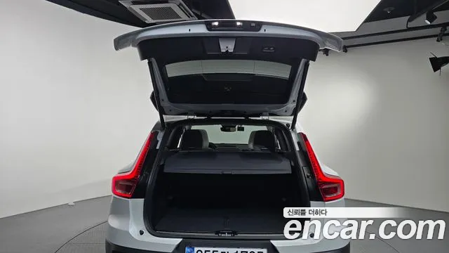 Volvo XC40 — фото 20