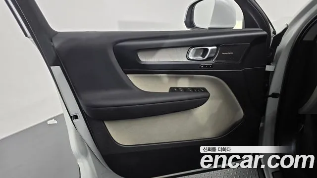 Volvo XC40 — фото 25