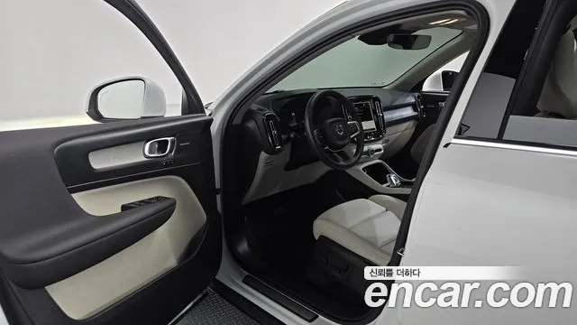 Volvo XC40 — фото 10