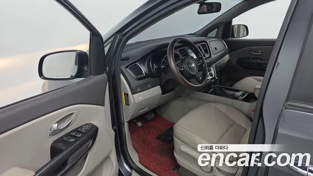 Kia Carnival — фото 10