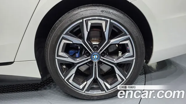 BMW i4 — фото 21