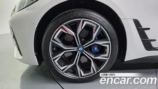 BMW i4 — фото 4