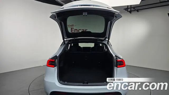 Tesla Model Y — фото 17