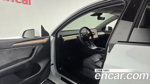 Tesla Model Y — фото 10