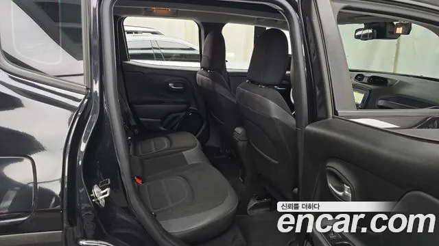 Jeep Renegade — фото 11