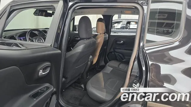 Jeep Renegade — фото 12