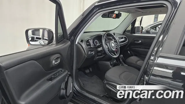 Jeep Renegade — фото 10