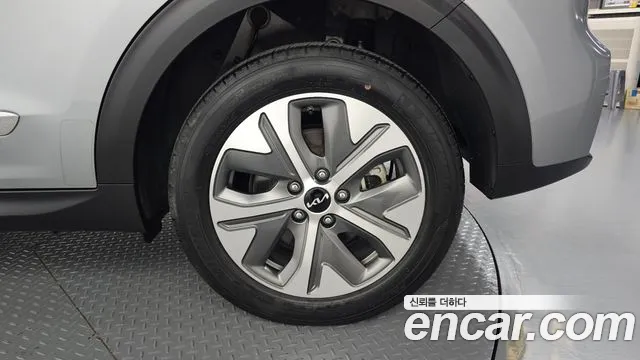 Kia Niro — фото 21