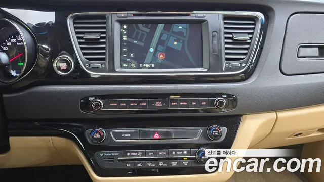 Kia Carnival — фото 12